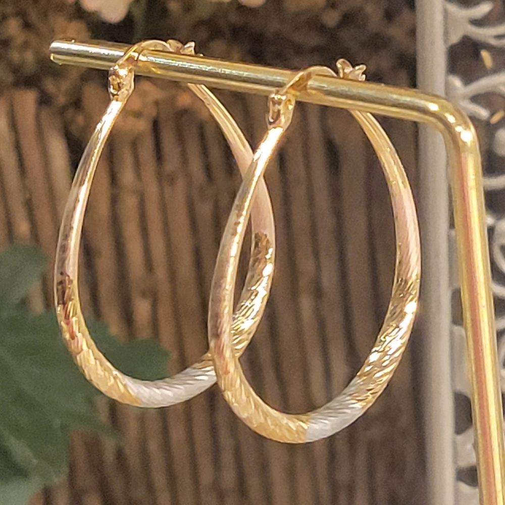 Tri-tone pear shaped water drop hoop earrings Hoops. 👀 NEW 1.5"
